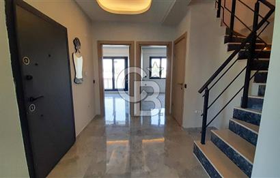 Zeytinalanında 5+1 Satılık Tam Müstakil Villa