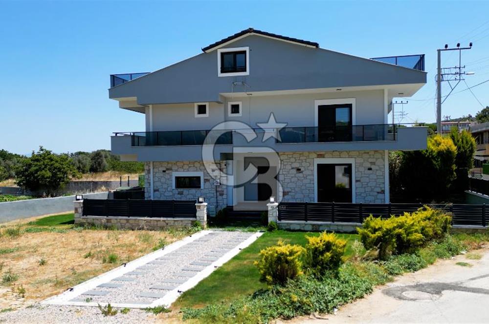 Zeytinalanında 5+1 Satılık Tam Müstakil Villa