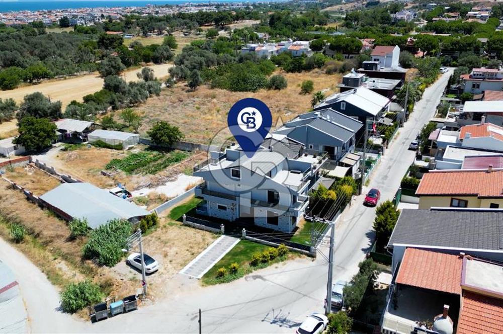 Zeytinalanında 5+1 Satılık Tam Müstakil Villa