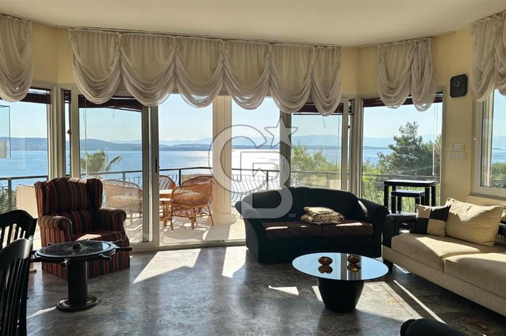 ÇEŞME PAŞALİMANINDA PANORAMİK DENİZ MANZARALI MÜSTAKİL VİLLA
