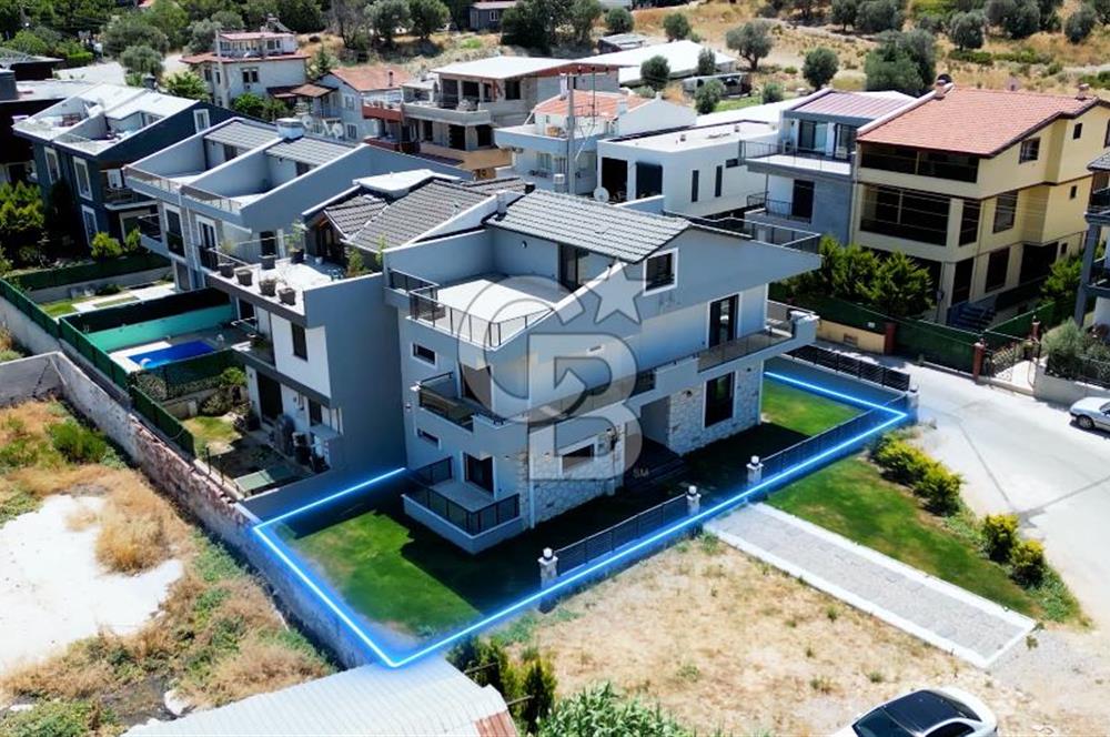 Zeytinalanında 5+1 Satılık Tam Müstakil Villa