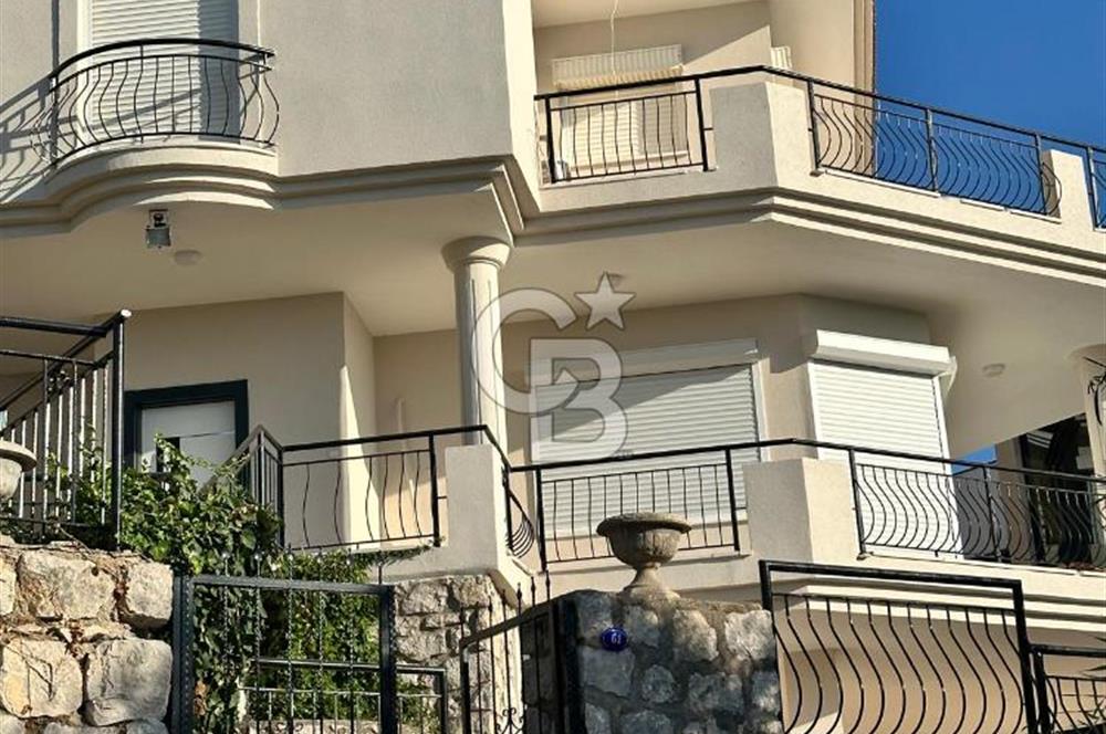 ÇEŞME PAŞALİMANINDA PANORAMİK DENİZ MANZARALI MÜSTAKİL VİLLA
