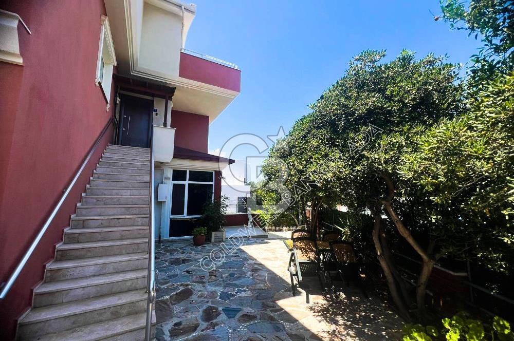 Kuşadası Kadınlar Denizinde Eşsiz Deniz Manzaralı Satılık Çatı Dubleks
