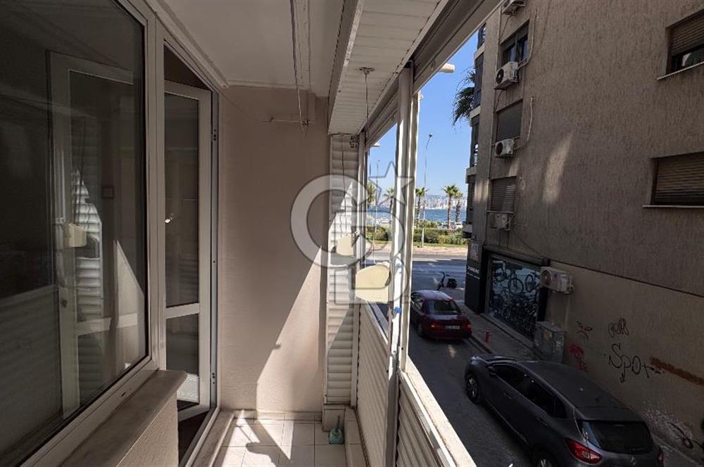 Karşıyaka yalı bulvarı üzerinde full deniz manzaralı 2 + 1 satılık daire