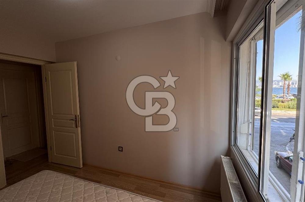 Karşıyaka yalı bulvarı üzerinde full deniz manzaralı 2 + 1 satılık daire