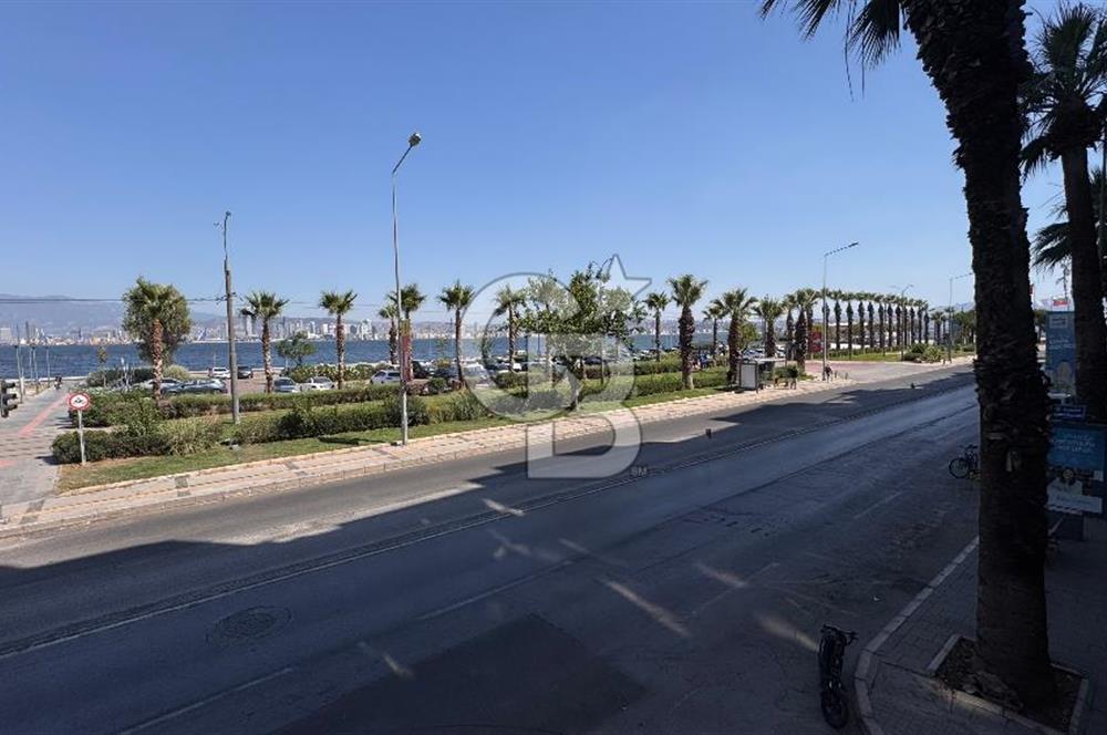 Karşıyaka yalı bulvarı üzerinde full deniz manzaralı 2 + 1 satılık daire