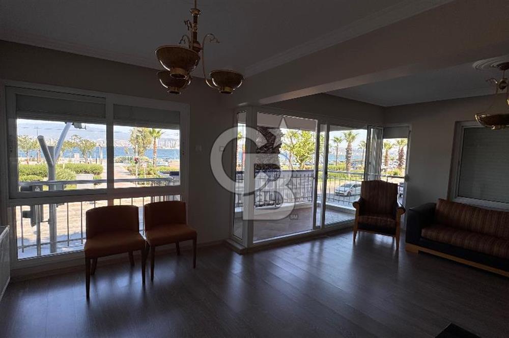 Karşıyaka yalı bulvarı üzerinde full deniz manzaralı 2 + 1 satılık daire