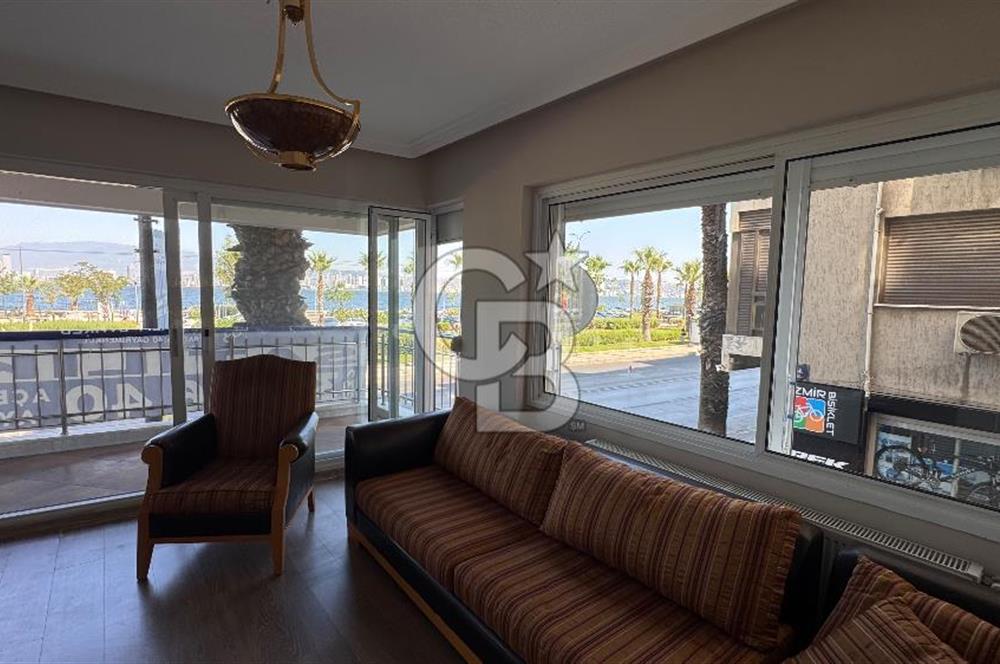Karşıyaka yalı bulvarı üzerinde full deniz manzaralı 2 + 1 satılık daire