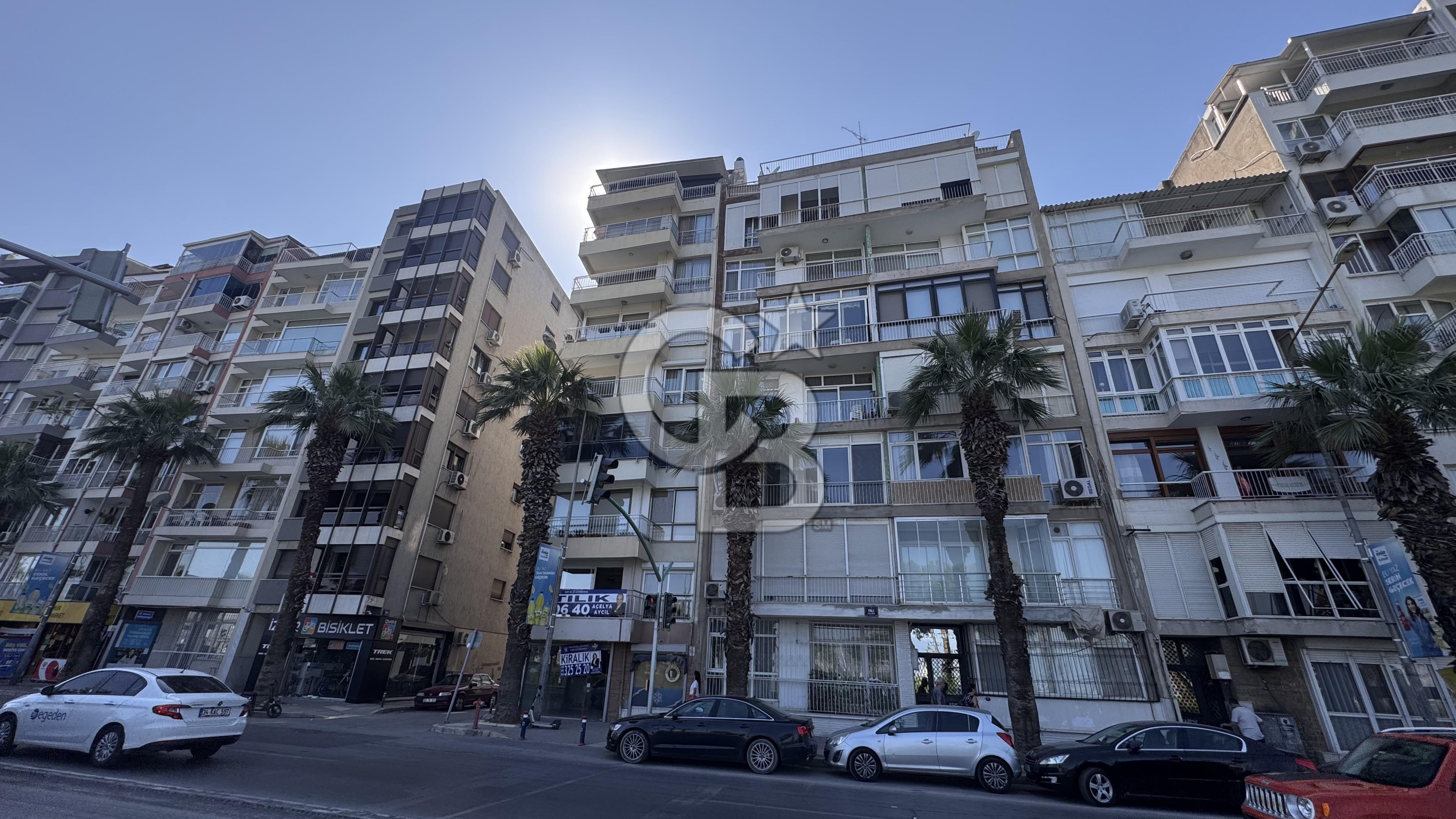 Karşıyaka yalı bulvarı üzerinde full deniz manzaralı 2 + 1 satılık daire