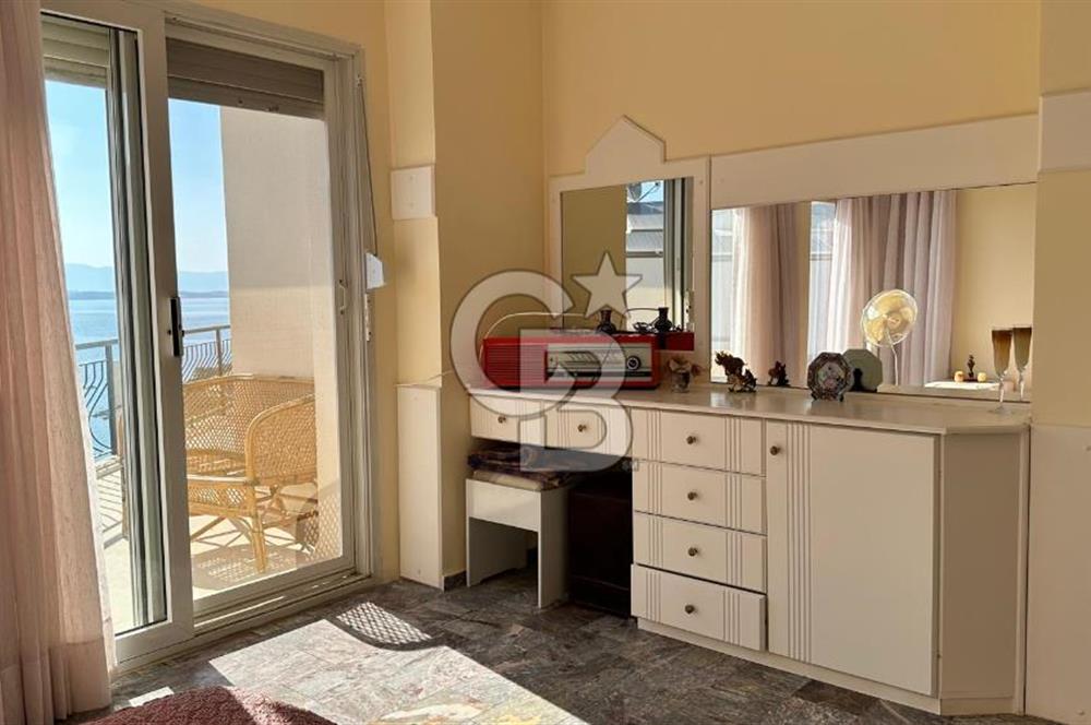 ÇEŞME PAŞALİMANINDA PANORAMİK DENİZ MANZARALI MÜSTAKİL VİLLA
