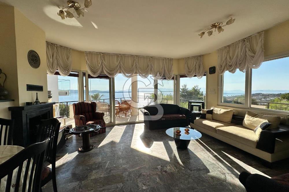 ÇEŞME PAŞALİMANINDA PANORAMİK DENİZ MANZARALI MÜSTAKİL VİLLA