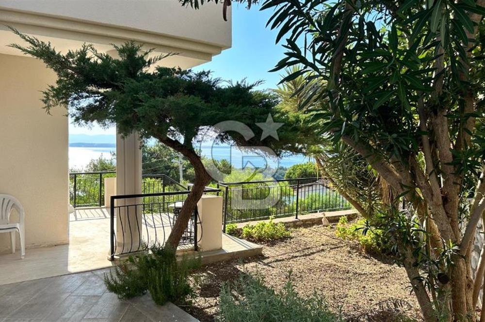 ÇEŞME PAŞALİMANINDA PANORAMİK DENİZ MANZARALI MÜSTAKİL VİLLA
