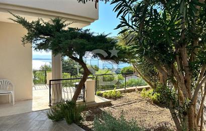 ÇEŞME PAŞALİMANINDA PANORAMİK DENİZ MANZARALI MÜSTAKİL VİLLA