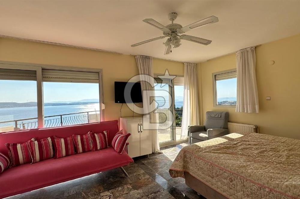 ÇEŞME PAŞALİMANINDA PANORAMİK DENİZ MANZARALI MÜSTAKİL VİLLA