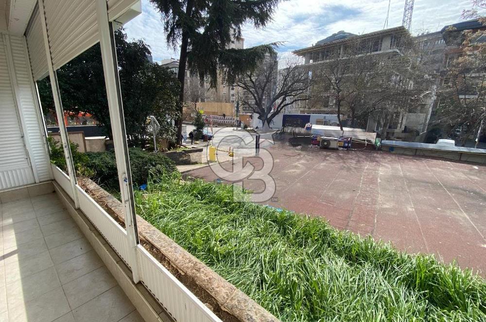 BAĞDAT CADDESİ ÜZERİNDE, TABELA DEĞERİ YÜKSEK, YENİLENMİŞ GİRİŞ KATI OFİS – SADECE 1 YILLIK KİRALIK