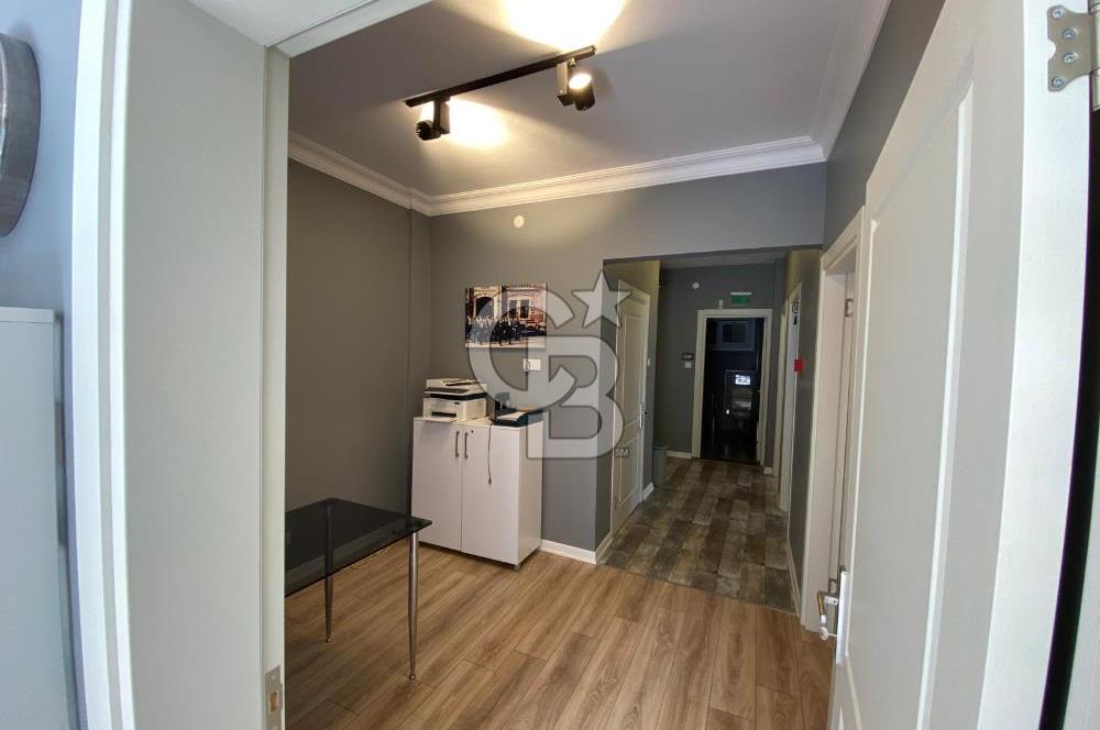 BAĞDAT CADDESİ ÜZERİNDE, TABELA DEĞERİ YÜKSEK, YENİLENMİŞ GİRİŞ KATI OFİS – SADECE 1 YILLIK KİRALIK