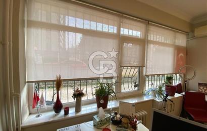 BAĞDAT CADDESİ ÜZERİNDE, TABELA DEĞERİ YÜKSEK, YENİLENMİŞ GİRİŞ KATI OFİS – SADECE 1 YILLIK KİRALIK