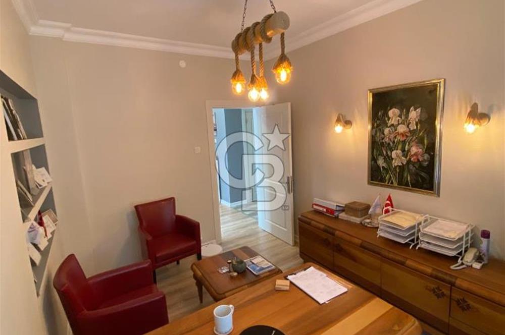 BAĞDAT CADDESİ ÜZERİNDE, TABELA DEĞERİ YÜKSEK, YENİLENMİŞ GİRİŞ KATI OFİS – SADECE 1 YILLIK KİRALIK
