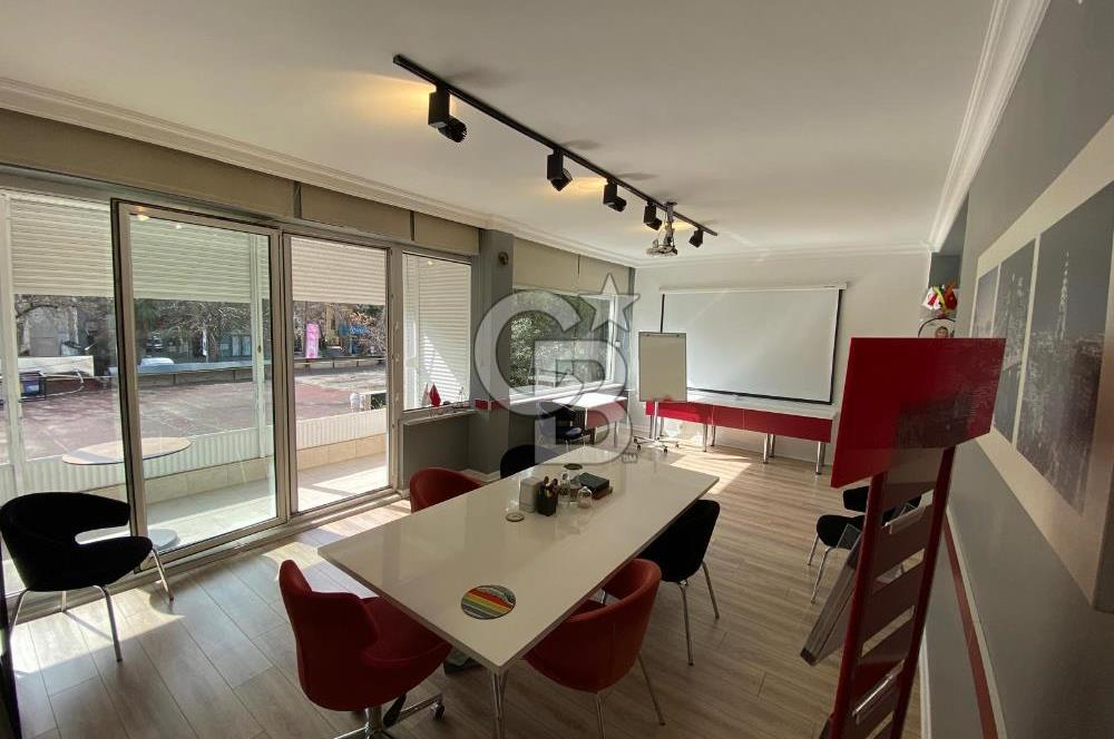 BAĞDAT CADDESİ ÜZERİNDE, TABELA DEĞERİ YÜKSEK, YENİLENMİŞ GİRİŞ KATI OFİS – SADECE 1 YILLIK KİRALIK