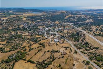 EZİNE KÖRÜKTAŞI'NDA DENİZE 5.5 KM BOZCAADA'YA YAKIN, YATIRIMLIK TARLA