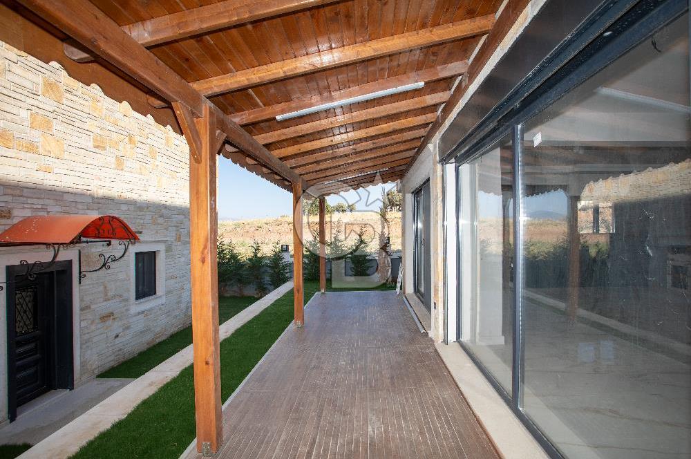 Foça Cumhuriyet Mh.4+1 Denize Sıfır Ultra Lüks Satılık Villa