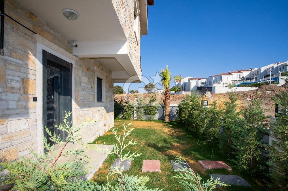 Foça Cumhuriyet Mh.4+1 Denize Sıfır Ultra Lüks Satılık Villa