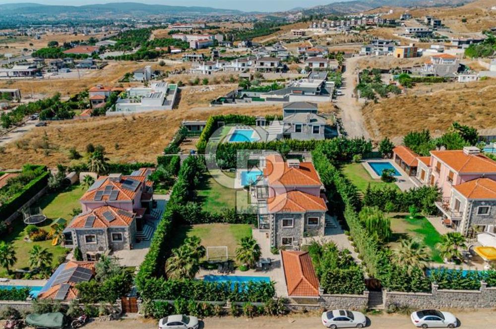 SEFERİHİSAR'IN EN PRESTİJLİ BÖLGESİNDE MÜSTAKİL HAVUZLU VİLLA 
