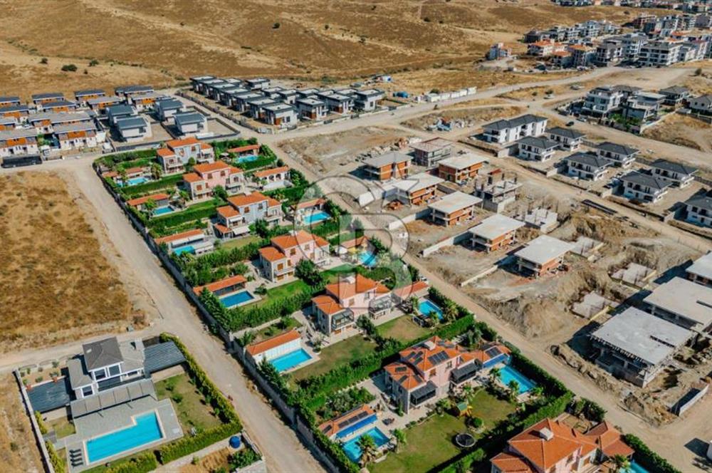 SEFERİHİSAR'IN EN PRESTİJLİ BÖLGESİNDE MÜSTAKİL HAVUZLU VİLLA 