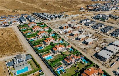 SEFERİHİSAR'IN EN PRESTİJLİ BÖLGESİNDE MÜSTAKİL HAVUZLU VİLLA 
