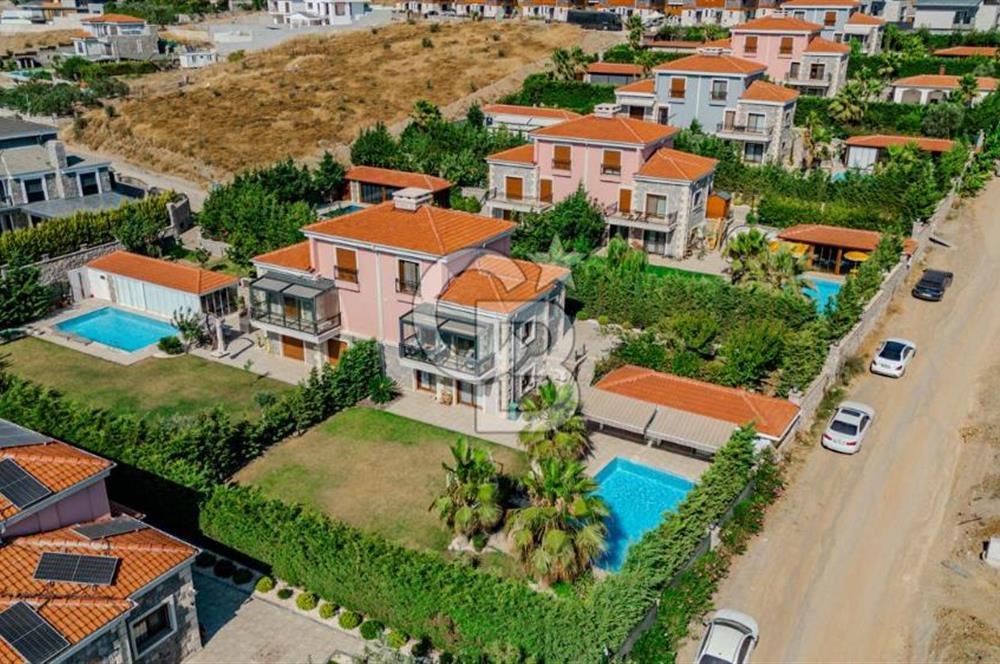 SEFERİHİSAR'IN EN PRESTİJLİ BÖLGESİNDE MÜSTAKİL HAVUZLU VİLLA 