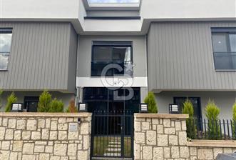 Camikebir'de Villa ve Siteler Bölgesinde 3+1 Köşe Villa