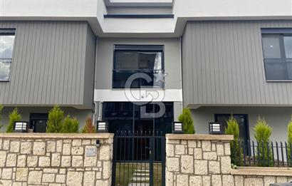 Camikebir'de Villa ve Siteler Bölgesinde 3+1 Köşe Villa