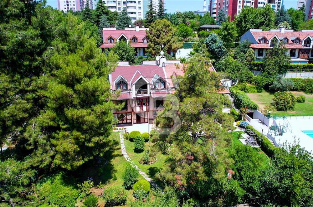 Bahçeşehir Şelale Villaların'da Satılık 5+2 villa