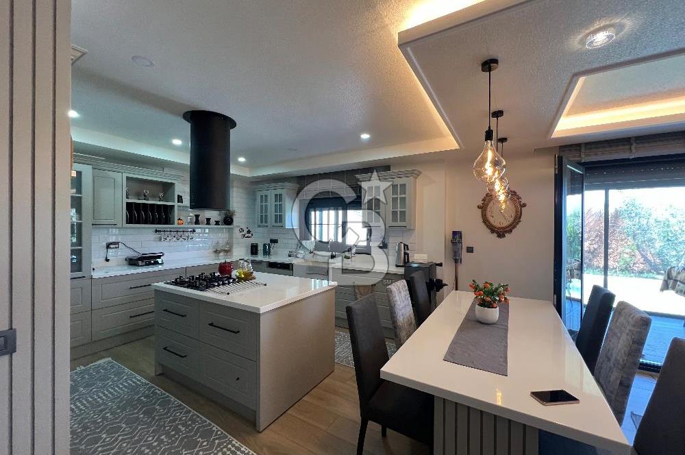Kemalpaşa Ulucak’ta 380m2 Havuzlu 6+1 Satılık Müstakil Vill