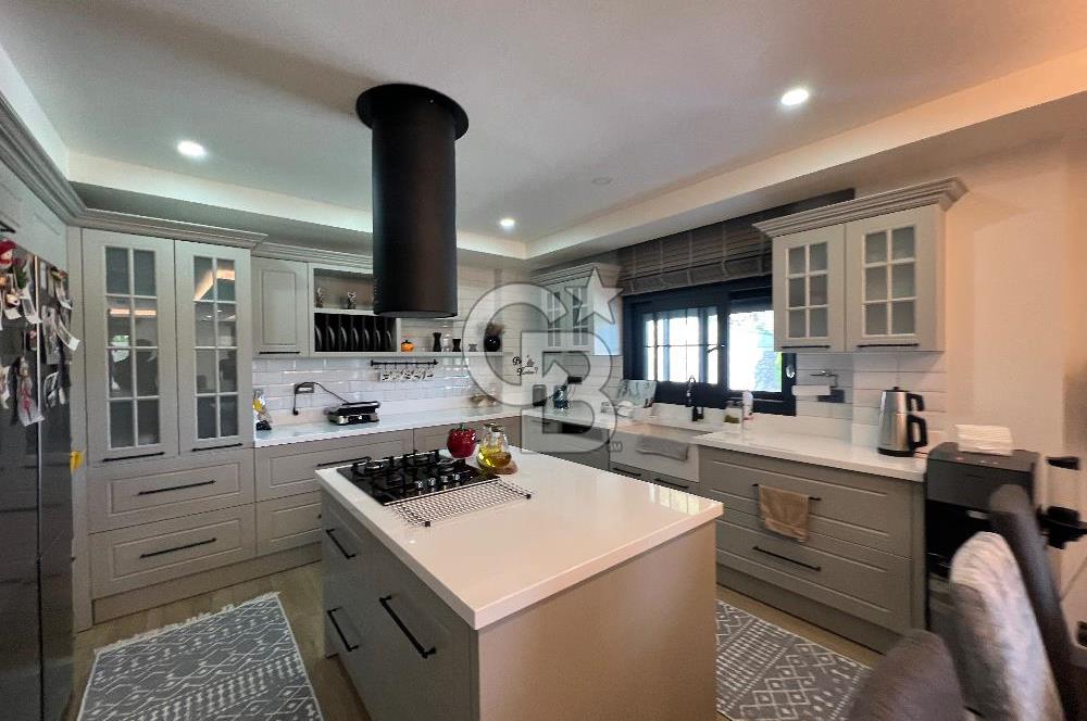 Kemalpaşa Ulucak’ta 380m2 Havuzlu 6+1 Satılık Müstakil Vill