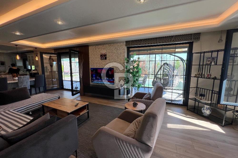 Kemalpaşa Ulucak’ta 380m2 Havuzlu 6+1 Satılık Müstakil Vill