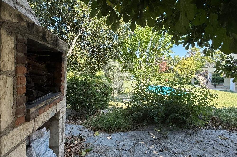 Urla’da Satılık Müstakil Havuzlu Malikane
