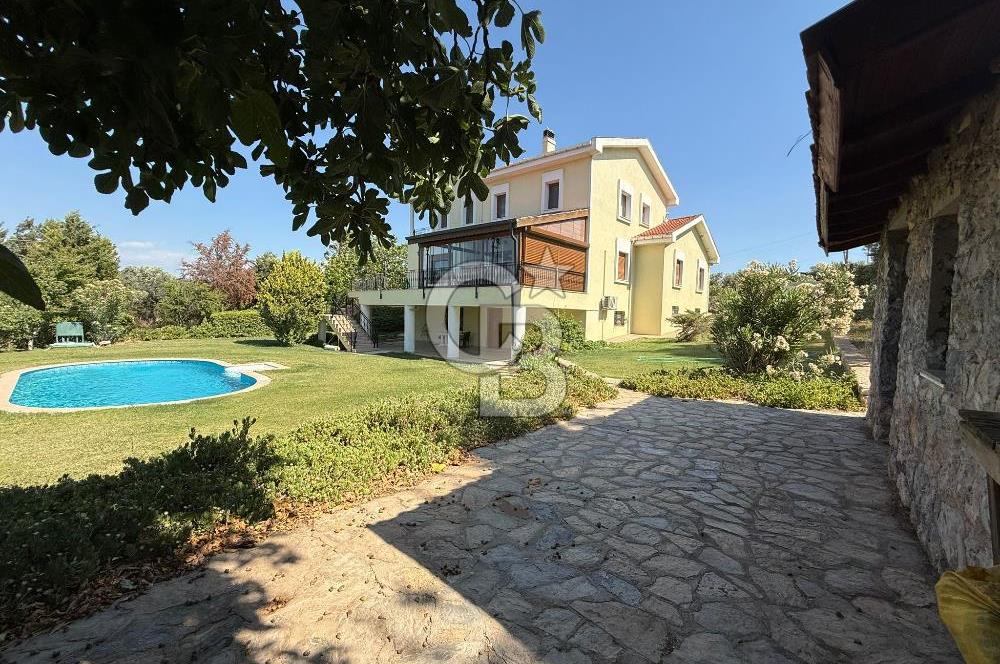 Urla’da Satılık Müstakil Havuzlu Malikane