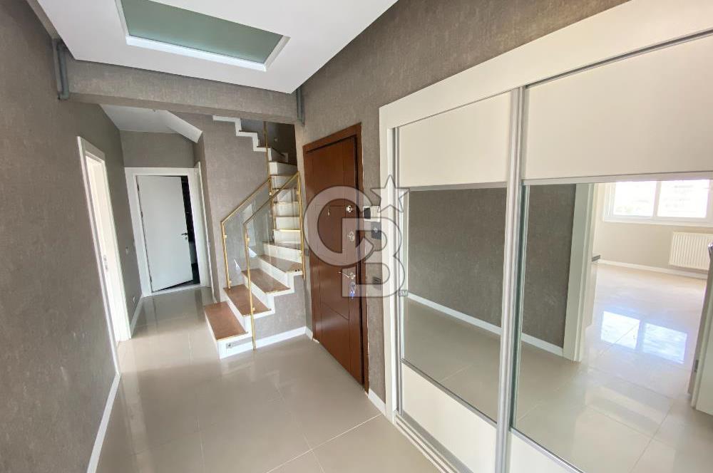 Gaziemir Irmak Mahallesi Site içinde Geniş Dubleks Daire