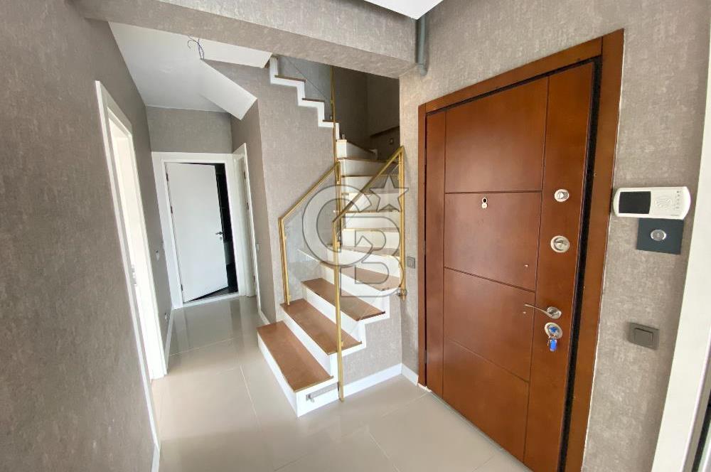 Gaziemir Irmak Mahallesi Site içinde Geniş Dubleks Daire