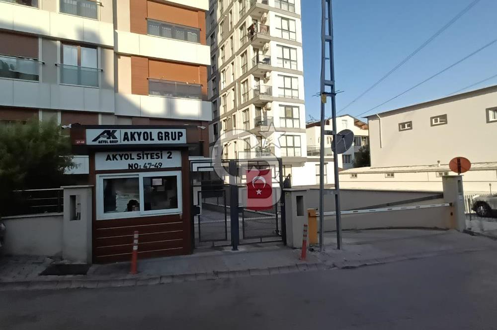 Ümraniye Namık Kemal Akyol Sitesinde Satılık 3+1 Daire