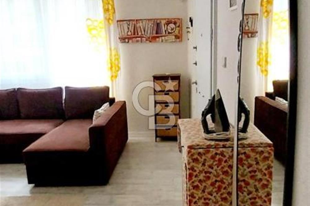 Foça Marsilya Meydanında Satılık Tadilatlı Eşyalı 1+1 Daire