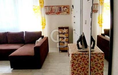 Foça Marsilya Meydanında Satılık Tadilatlı Eşyalı 1+1 Daire