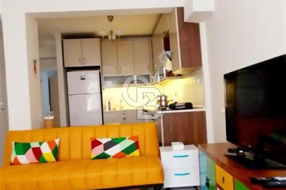 Foça Marsilya Meydanında Satılık Tadilatlı Eşyalı 1+1 Daire