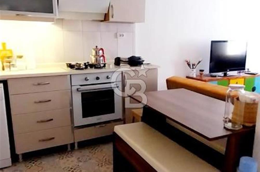 Foça Marsilya Meydanında Satılık Tadilatlı Eşyalı 1+1 Daire