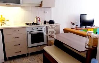 Foça Marsilya Meydanında Satılık Tadilatlı Eşyalı 1+1 Daire