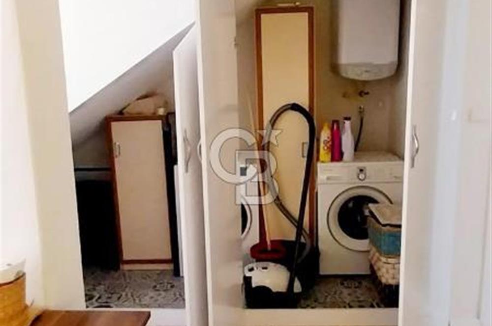 Foça Marsilya Meydanında Satılık Tadilatlı Eşyalı 1+1 Daire