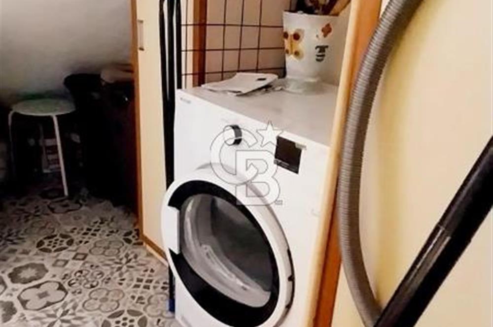 Foça Marsilya Meydanında Satılık Tadilatlı Eşyalı 1+1 Daire