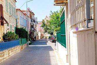 Foça Marsilya Meydanında Satılık Tadilatlı Eşyalı 1+1 Daire