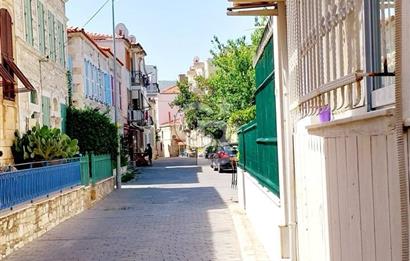 Foça Marsilya Meydanında Satılık Tadilatlı Eşyalı 1+1 Daire